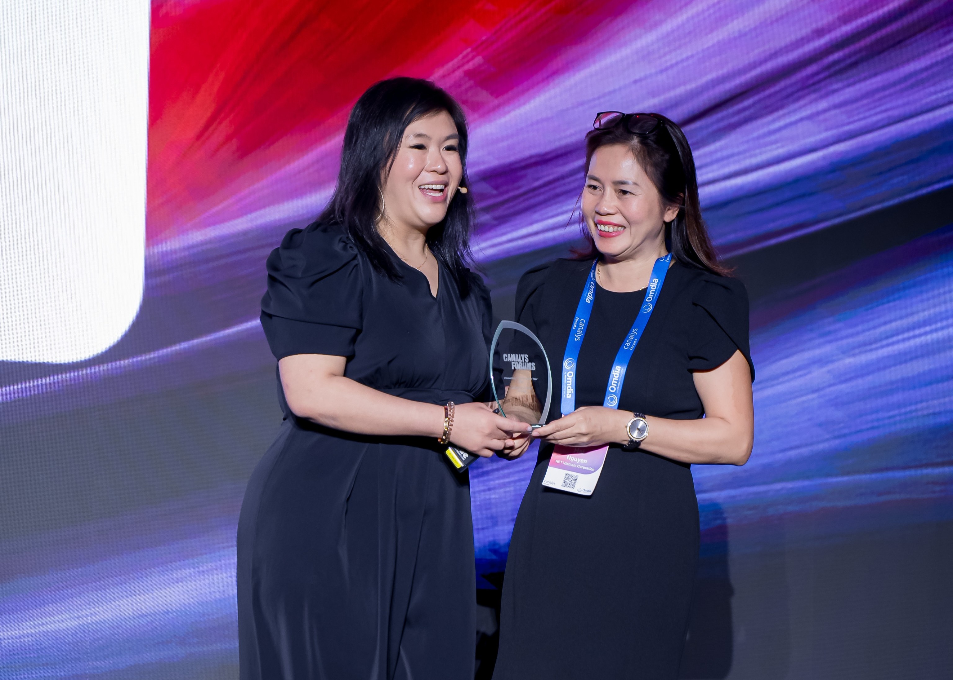 Ms. Nguyễn Thị Hồng Hải – Deputy General Director of HPT receives the Innovation Partner of the Year award at Canalys Forum APAC 2025